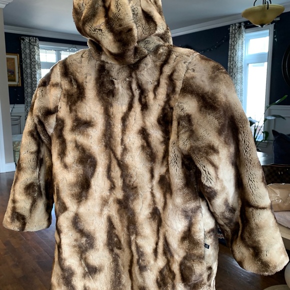 SHOWSTOPPER! 💖 European coat - Picture 3 of 9